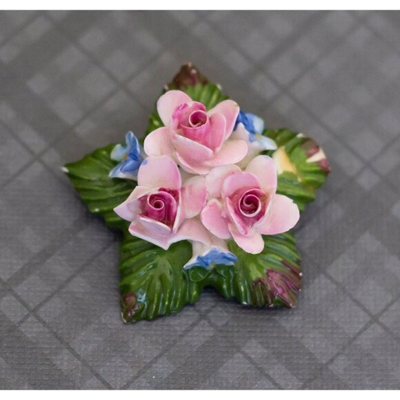 Stunning Vintage Pink Roses Brooch in Bone China - G35 - Picture 1 of 2
